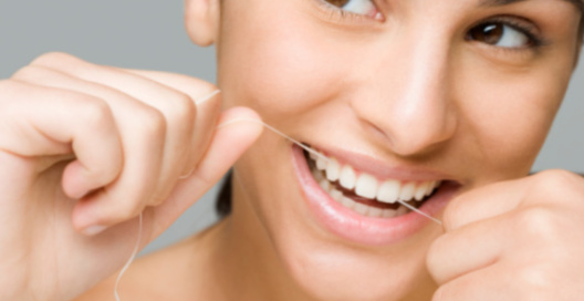 Зубная нить продлевает срок службы зубов