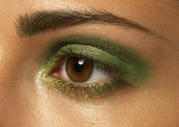 Макияж глаз зелеными тенями