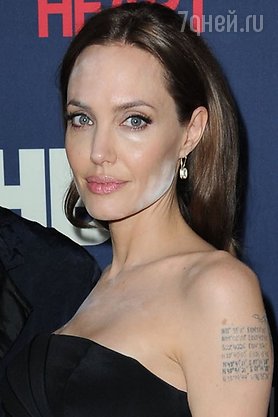 Минеральная пудра на Анджелине Джоли