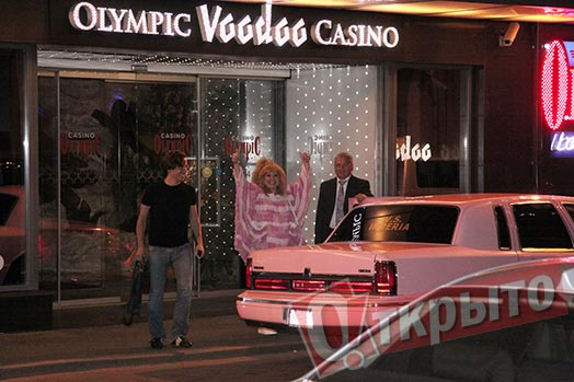 Алла Пугачева и Максим Галкин на выходе из казино