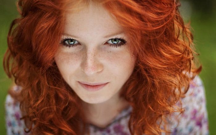 Рыжий цвет на волосах, губах и ногтях - актуальность предстоящего лета