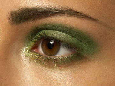 Макияж глаз зелеными тенями