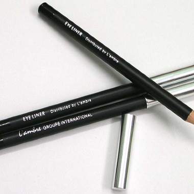 Черный карандаш для макияжа