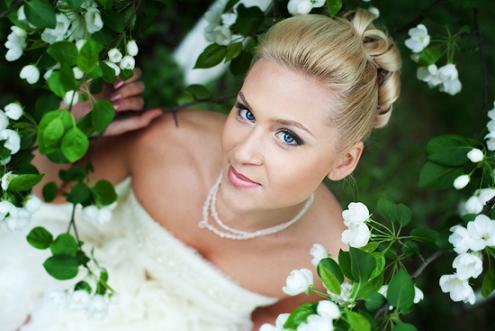 Голубые глаза: как правильно сделать свадебный макияж.