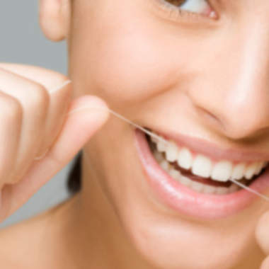 Зубная нить продлевает срок службы зубов